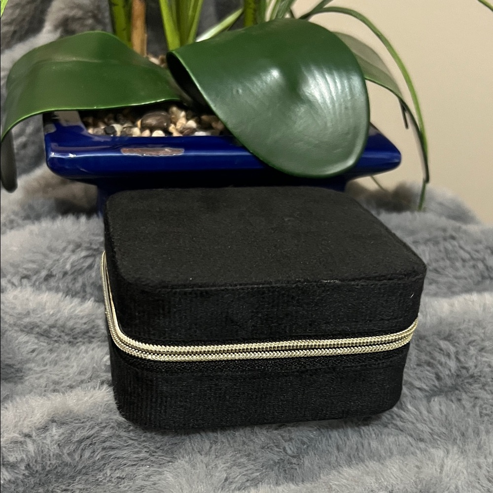 💝 Black Velvet Finish Jewelry Box NEW